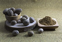 Nootmuskaatbolletjes en gemalen nootmuskaat