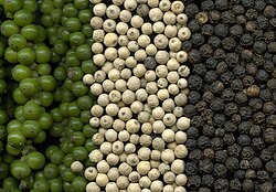 Groene, witte en zwarte peper