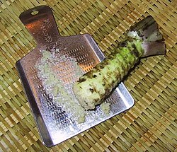 Raspen van wasabi-wortel